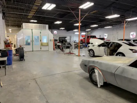 El taller de carrocería y la cabina de pintura de McCoy Enterprises