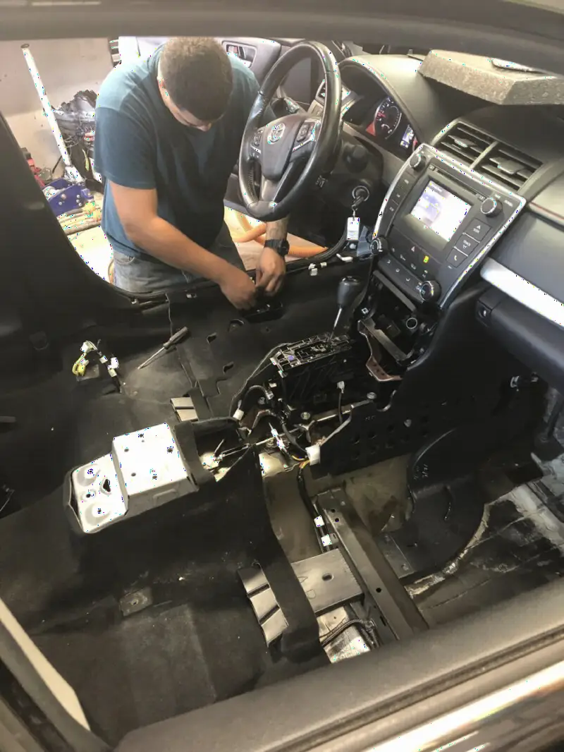 Técnico de McCoy haciendo una reparación detallada en sitio