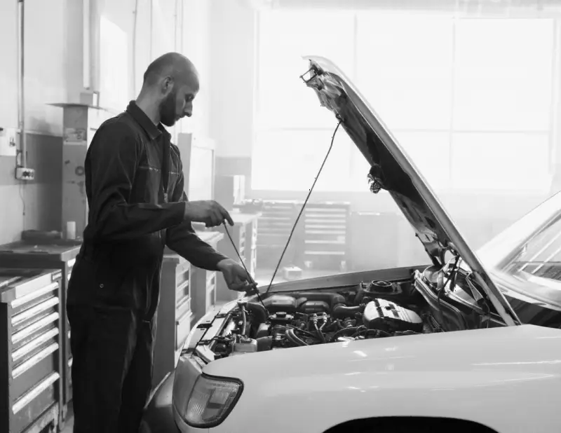 Técnico haciendo el mantenimiento programado de un carro